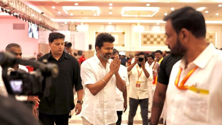 தமிழக வெற்றிக் கழகத்தின் பொதுக்குழு கூட்டத்தில் பேசிய விஜய், “மாண்புமிகு மன்னராட்சி முதல்வர் அவர்களே, மாண்புமிகு முத்துவேல் கருணாநிதி ஸ்டாலின் அவர்களே, பெயரை மட்டும் வீராப்பாக சொன்னால் போதாது அவர்களே, செயலில் அதை காட்ட வேண்டும் அவர்களே. ஒன்றிய பாஜக ஆட்சியையே பாசிச ஆட்சி என அறைகூவல் விடுத்துவிட்டு இங்க நீங்கள் செய்வது மட்டும் என்னவாம். அதற்கு கொஞ்சம் கூட குறைவில்லாத ஆட்சி தானே நடைபெறுகிறது. ஒரு கட்சியின் தலைவராக ஜனநாயக முறைப்படி என கழக தோழர்களையும், எந்நாட்டு மக்களையோ சந்திக்க தடைபோட நீங்கள் யார்? தடையை மீறி மக்களை பார்க்க வேண்டும் என முடிவு பண்ணிட்டால் நான் போயே தீருவேன். சட்டத்தை மதிக்க வேண்டும் என்றே ஒரு காரணத்திற்காக தான் அமைதியாக இருக்கிறேன். அணை போட்டு ஆற்றை வேண்டுமானல் தடுக்கலாம். காற்றை தடுக்க முடியாது. அதையும் மீறி தடுக்க நினைத்தால், சாதாரணமான காற்று சூறாவளியாக மாறும். ஏன் சக்தி மிக்க புயலாகக் கூட மாறும்.” என்று பேசினார்.