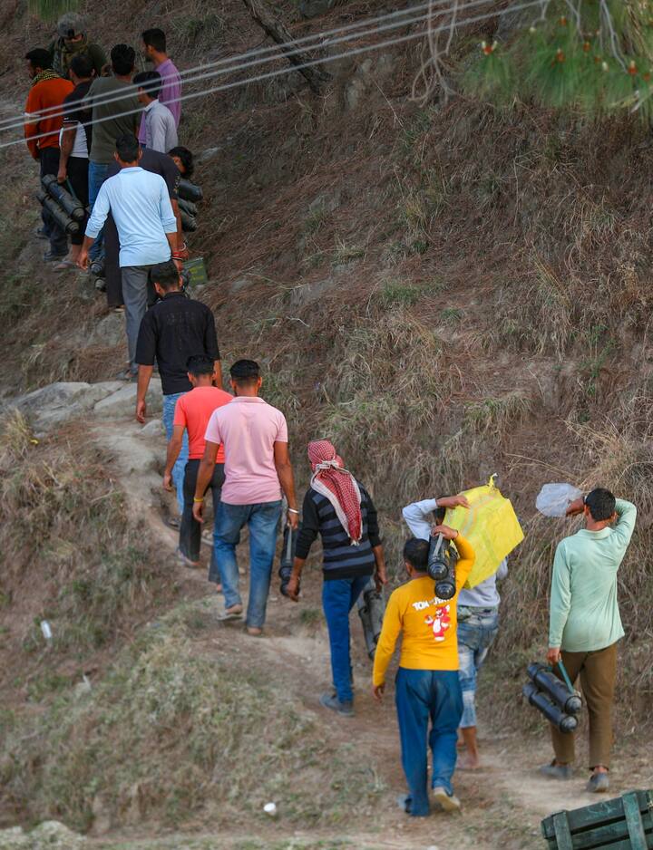 अधिकारियों ने बताया कि मुठभेड़ के दौरान भीषण गोलीबारी और विस्फोट हुए. इस दौरान कई स्थानीय युवक भारी हथियारों और गोला-बारूद को जंगल के अंदर ले जाने में सुरक्षा बलों की मदद करते देखे गए. अधिकारियों ने बताया कि राजबाग के घाटी जूथाना क्षेत्र में जखोले गांव के पास हुई मुठभेड़ में लगभग पांच आतंकवादियों का एक समूह शामिल था और शुरुआती गोलीबारी में तलाशी दल का नेतृत्व कर रहे उप-मंडल पुलिस अधिकारी (एसडीपीओ) समेत छह पुलिसकर्मी घायल हो गए.