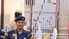 IN Pics: वाराणसी में अदा की गई अलविदा जुमे की नमाज, ज्ञानवापी के पास पोस्टर लेकर पहुंचे लोग