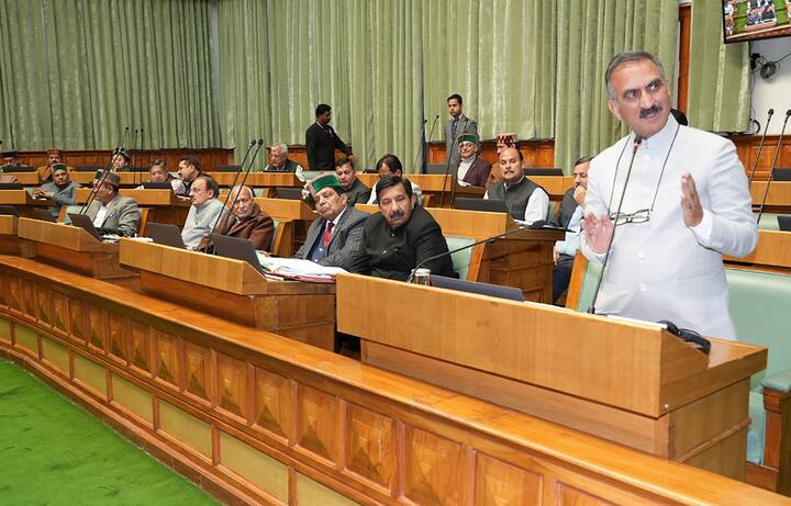 माननीयों के वेतन भत्तों में 24 से 26 फीसदी बढ़ोतरी की गई है. अभी तक 55 हजार बेसिक वेतन के साथ प्रत्येक विधायक को 2.10 लाख रुपये मासिक दिए जाते हैं. इस राशि में पांच तरह के भत्ते भी शामिल हैं.