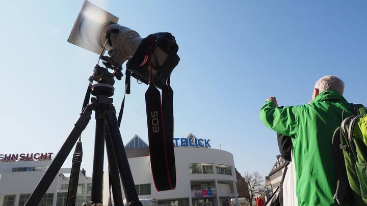 இந்த சூரிய கிரகணமும் உலகின் சில பகுதிகளில் மட்டுமே தெரியும் எனவும், இந்தியாவில் தெரியாது. ஆசியாவின் சில பகுதிகள், ஆப்பிரிக்கா, ஐரோப்பா, அட்லாண்டிக் பெருங்கடல், ஆர்டிக் பெருங்கடல், வட அமெரிக்கா மற்றும் தென் அமெரிக்காவிலிருந்து சூரிய கிரகணம் தெரியும். மேலும், வட அமெரிக்காவில் சூரிய உதயத்தின் போது நிகழும் என்பதால், இதன் அனுபவத்தை தெளிவாக கண்டு ரசிக்கலாம் என கூறப்படுகிறது.