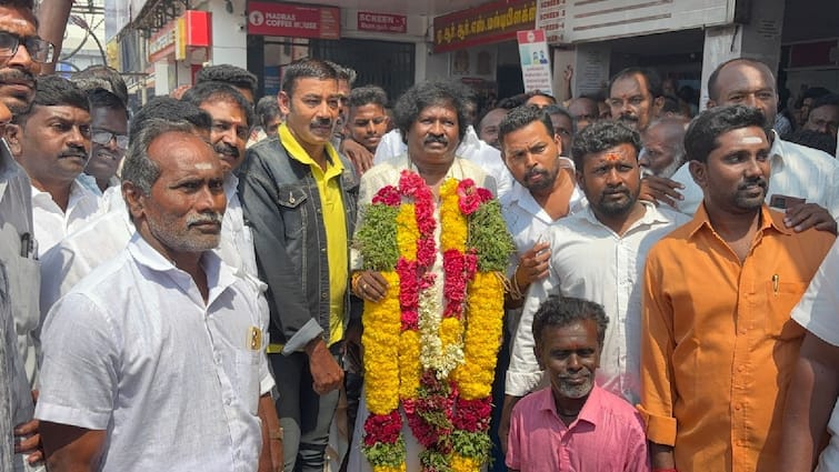 Public celebrates Vettu movie in Salem ஹவுஸ் ஃபுல்... டிக்கெட் வாங்க அலைமோதிய கூட்டம்... ஊர் தலைவர் படத்தை திருவிழா போல கொண்டாடிய மக்கள்