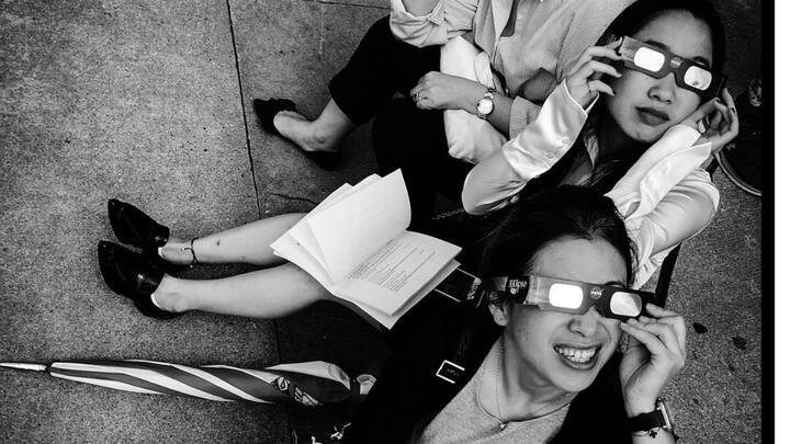 சூரிய கிரகணத்தை வெறும் கண்ணால் பார்ப்பது பாதுகாப்பானது இல்லை என அறிவியலாளர்கள் கூறுகின்றன. இந்நிலையில், சூரிய கிரகணத்தை, அதற்கென தயாரிக்கப்பட்ட கண் கண்ணாடி கொண்டு பார்ப்பது பாதுகாப்பானது எனவும் தகவல் தெரிவிக்கின்றன.