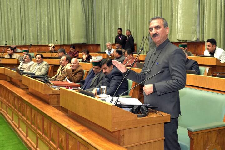 शुरू में जब मोबाइल लिया तो इनकमिंग के भी पैसे देने पड़ते थे. विधायक होने के नाते वेतन मिलता था साढ़े आठ हज़ार रुपये, बिल आ गया 12 हज़ार. ऐसे में खर्च चलाने के लिए पत्नी नौकरी करती थी तो उनसे पैसे लेने पड़ते थे. वैसे भी सरकारी कर्मचारियों का वेतन उनसे ज्यादा था. जब मुख्यमंत्री बना तो पत्नी के बराबर वेतन हुआ.