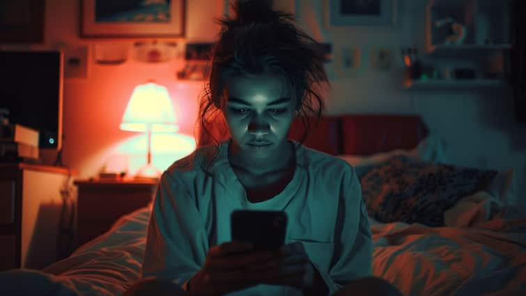 study reveal impact of using smartphone in bed could ruin sleep of all age people रात को सोने से पहले भूलकर भी यूज न करें फोन, हर उम्र के लोगों को है ये बड़ा खतरा, स्टडी में आया सामने