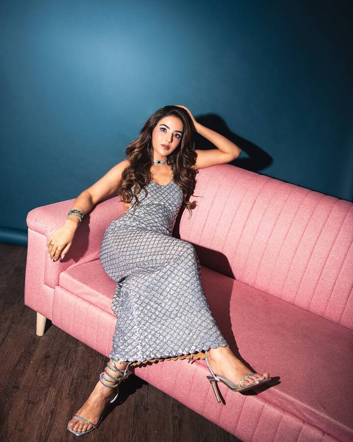 The dress, with its intricate scale-like pattern, created a mesmerising effect that’s perfect for a night out.