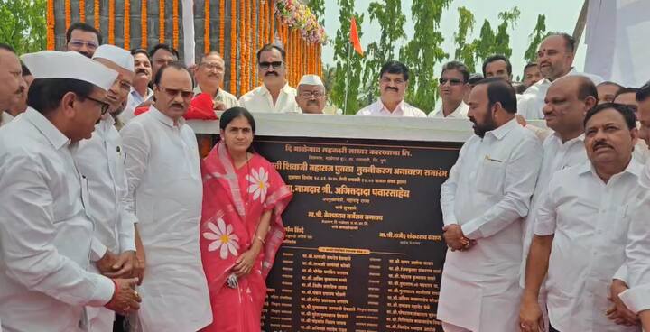 आता अजित पवारांच्या या मिश्कील कृत्याची जोरदार चर्चा राजकीय वर्तुळात रंगली आहे.