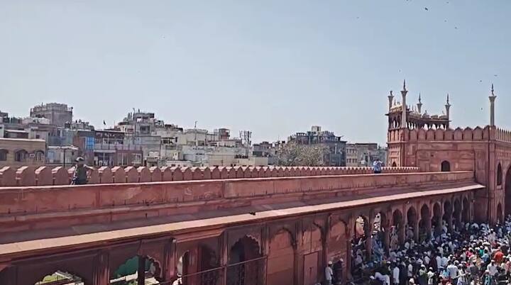 पुलिस ने सड़क के उस हिस्से को बैरिकेड भी कर दिया जहां नमाज़ी, नमाज़ पढ़ रहे थे.