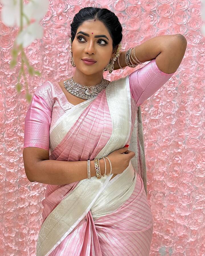 எந்த ஒரு சினிமா பின்புலமும் இன்று வெள்ளித்திரையில் அறிமுகமாக, முன்னணி நடிகை என்கிற சிம்மாசனத்தில் அமர்ந்த நயன்தாரா முதல், வெயிட்டான சினிமா பின்புலத்தோடு கதாநாயகியாக களமிறங்கி, சினிமாவில் ஹீரோயினாக ஜொலிக்க முடியாத வரலட்சுமி சரத்குமார் வரையில், பலரும் அட்ஜெஸ்மெண்ட் என்கிற வளையத்தில் சிக்கி அதை தைரியமாக எதிர்கொண்டு வந்ததை அவர்களே கூறி உள்ளனர்.