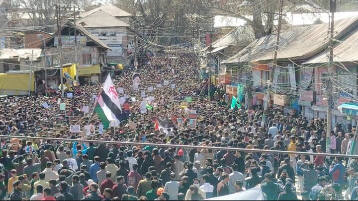 Alvida Jumma Mubarak 2025: अलविदा जुमे की नमाज के बाद हजारों रोजेदार सड़कों पर उतरे. प्रदर्शनकारियों ने फिलिस्तीन और कश्मीर के समर्थन में रैली निकाली. आज यौम-उल-कुद्स भी मनाया गया.