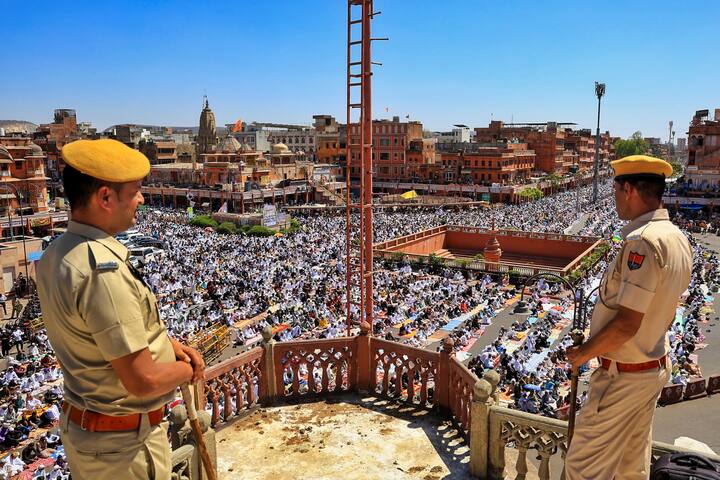 Police personnel keep watch as Muslim devotees offer 'namaz' on the last Friday of the holy month of Ramzan, at Badi Chaupar, in Jaipur, Friday, March 28, 2025. (Source: PTI)