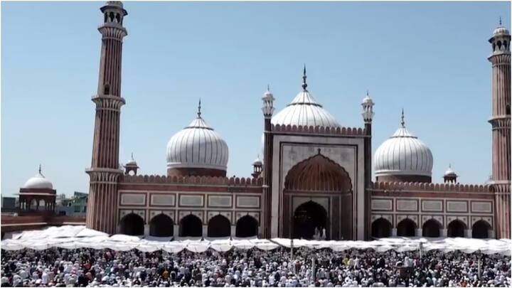 Alvida Jumma 2025: रमजान के आखिरी जुमे पर दिल्ली-एनसीआर के मस्जिदों में रोजेदारों की भारी भीड़ रही. दिल्ली का जामा मस्जिद भी मुस्लिम धर्मावंलबियों से शुक्रवार को भरा रहा जहां सबने नमाज अदा की.