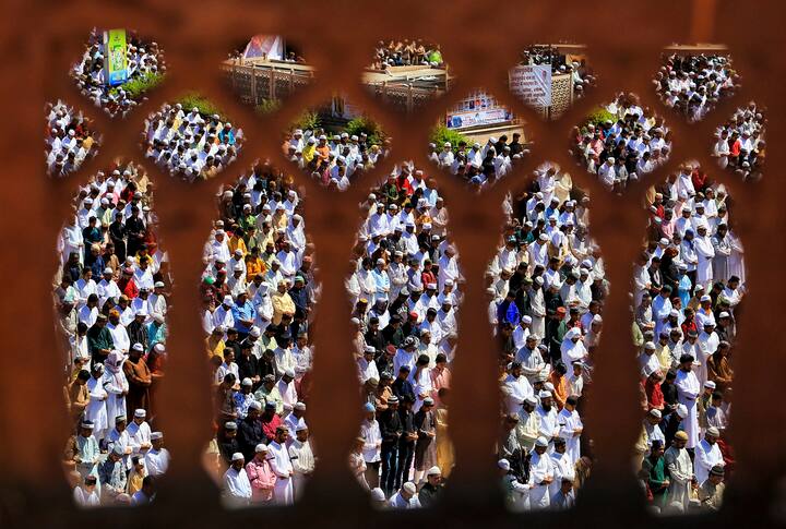 जयपुर के जोहरी बाजार इलाके में जामा मस्जिद में दोपहर 2.00 बजे मुफ्ती अहमद ने नमाज अदा करवाई. इस दौरान हजारों सिर एक साथ खुदा की इबादत में झुके.