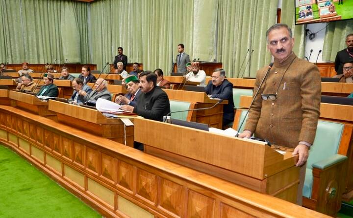 अब फिर से माननीयों के वेतन भत्ते बढ़ाए गए हैं. आर्थिक संकट के बीच ये बढ़ौतरी हिमाचल की जनता को हजम नहीं हो रही है.