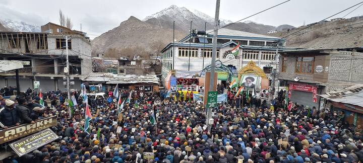 धरना प्रदर्शन को मोहम्मद हसन हुंदरमानी, हुज्जतुल इस्लाम वाल मुस्लिमीन शेख अब्दुल्ला मजानी और जमीयत उल उलेमा इस्ना अशरिया कारगिल (JUIAK) के अध्यक्ष शेख नजीर मेहदी मोहम्मदी ने संबोधित किया. शेख नजीर मेहदी मोहम्मदी ने कहा,