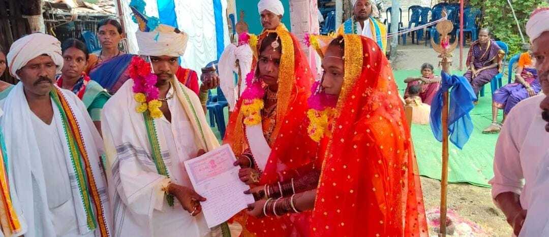 Viral News: ఇద్దర్ని ప్రేమించాడు .. గొడవల్లేకుండా ఇద్దర్నీ పెళ్లి చేసుకున్నాడు - ఈ దశాబ్దాపు లవర్ ఇతడే !