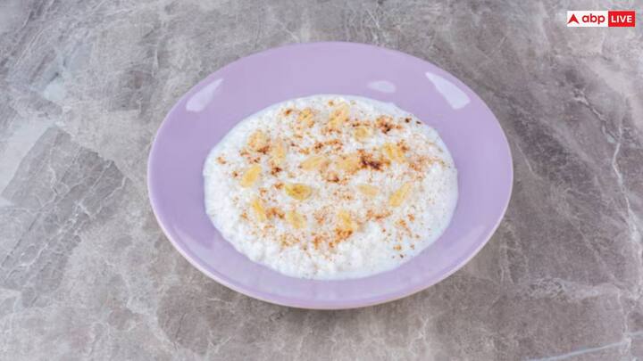 एक पैन में 2 बड़े चम्मच घी गर्म करें और सेंवई को भूरा होने तक भूनें। इसे एक तरफ रख दें.