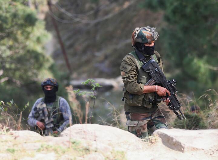 जम्मू-कश्मीर के कठुआ जिले के सुदूर जंगली इलाके में हुई मुठभेड़ में तीन आतंकवादी ढेर हो गए और तीन पुलिसकर्मी भी शहीद हुए हैं. इसके अलावा एक पुलिस उपाधीक्षक समेत सात अन्य सुरक्षाकर्मी घायल हो गए हैं. अधिकारियों ने बताया कि मुठभेड़ गुरुवार सुबह करीब आठ बजे शुरू हुई, जब जम्मू-कश्मीर पुलिस ने हाल में घुसपैठ करने वाले आतंकवादियों के एक समूह के खिलाफ अभियान तेज किया. माना जा रहा है कि ये आतंकवादी पाकिस्तान में स्थित संगठन जैश-ए-मोहम्मद के सदस्य हैं.