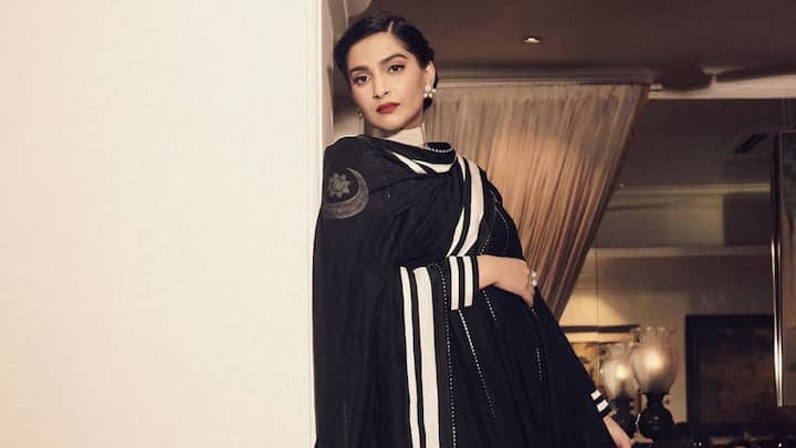 Sonam Kapoor makes a loud statement in a black-and-white anarkali; this floor-touching anarkali with a wide white strap and crescent moon motifs splashed on a dupatta oozes out royal charm. Styled with pearls and bold red lips, this ensemble is ready for a grand Eid celebration. (Image Source: Instagram/ sonamkapoor)