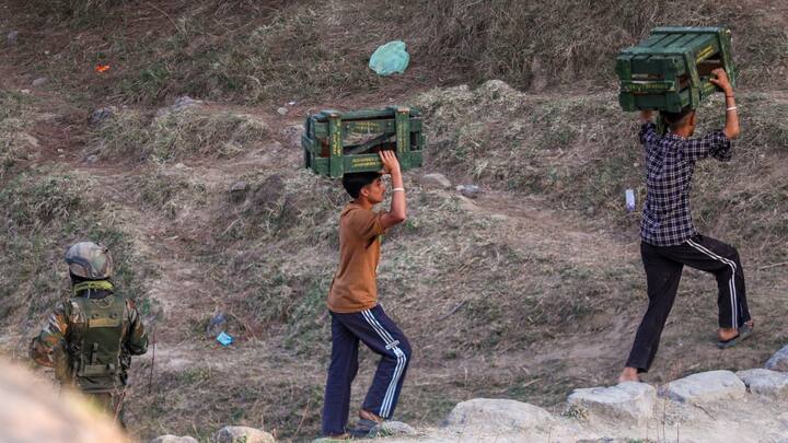 Kathua Encounter News: जम्मू-कश्मीर के कठुआ में विशेष अभियान समूह (SOG) के नेतृत्व में सेना और सीआरपीएफ की सहायता से की गई कार्रवाई में तीन आतंकवादी ढेर हो गए.