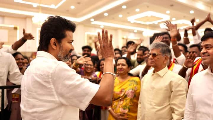 அதன்படி மொத்தம் 1500 பேருக்கு காலை உணவாக பொங்கல், வடை, சட்னி, சாம்பார் உள்ளிட்டவை வழங்கப்பட்டன. தொடர்ந்து 2,500 பேருக்கு மதிய உணவாக வெஜிடபிள் பிரியாணி, சாம்பார், மிளகு ரசம், தயிர் வடை உள்பட 22 வகையான உணவுகள் ஏற்பாடு செய்யப்பட்டன.