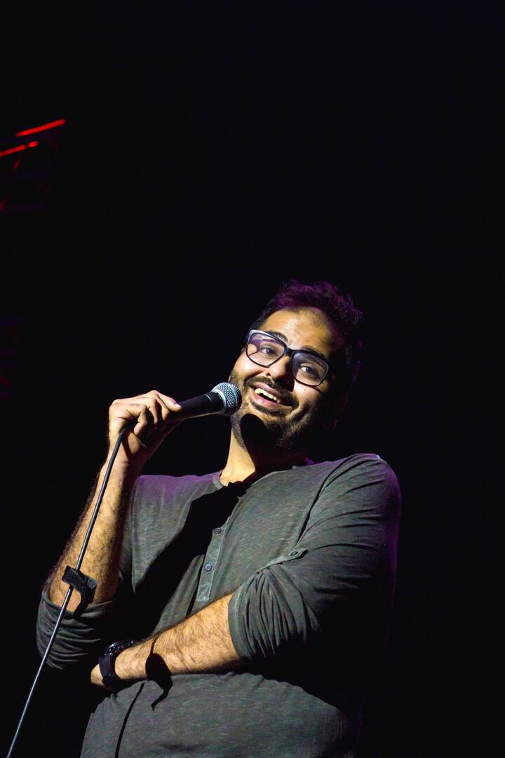 कुणाल कामरा ने मुंबई के जय हिंद कॉलेज से कॉमर्स में ग्रेजुएशन के लिए गए, लेकिन दूसरे ही साल में पढ़ाई छोड़ दी थी, क्योंकि कुणाल का काम क्रिएटिव वर्क में लगता था. पढ़ाई छोड़ने के बाद एमटीवी में इंटर्नशीप की. इसके बाद वो प्रसून पांडे के ऐड फिल्म प्रोडक्शन हाउस कॉर्कोइस फिल्म्स में करीब 11 साल तक प्रोडक्शन असिस्टेंट का काम किया.