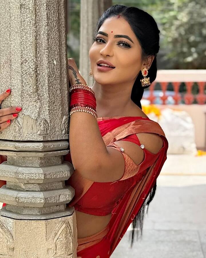 இவர்கள் மட்டுமின்றி சின்னத்திரையிலும் சிலர் அட்ஜெஸ்ட்மெண்ட் என்கிற வார்த்தையை கடந்து தான் வந்துள்ளனர். இந்த நிலையில் தான் பாக்கிய லட்சுமி, கார்த்திகை தீபம் ஆகிய சீரியல்களில் நடித்து வரும் ரேஷ்மா பசுபுலேட்டியிடம் ரசிகர் ஒருவர் அட்ஜெஸ்ட்மெண்ட் செய்திருக்கிறீர்களா? என்று வெளிப்படையாக கேட்டுள்ளார்.