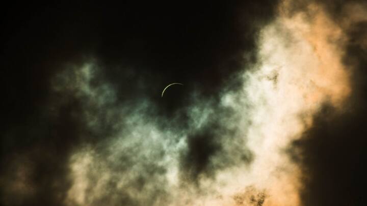 சூரிய கிரகணமானது, இந்திய நேரப்படி மதியம் 2.20 மணி முதல் மாலை 6. 13 மணிவரை நிகழும் எனவும், மாலை 5.73 மணி அளவில் அதிகமாக இருக்கும் எனவும் தகவல் தெரிவிக்கின்றன.