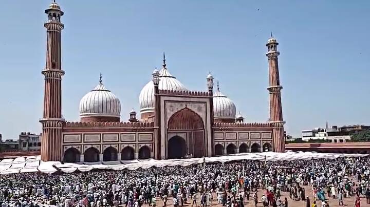 इसके बाद जामा मस्जिद की सीढ़ियां और पार्क भी भर गए. जिसके बाद नमाजियों ने सड़क पर नमाज पढ़ी.