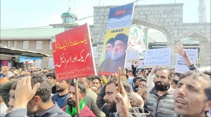 उन्होंने फिलिस्तीन अवाम के प्रति एकजुटता दिखाते हुए अमेरिका और इजरायल विरोधी नारे लगाए. हाथों में तख्तियां लेकर सड़क पर प्रदर्शनकारी उतरे हुए थे. तख्तियों पर एकता और जागृति के नारे लिखे हुए थे.