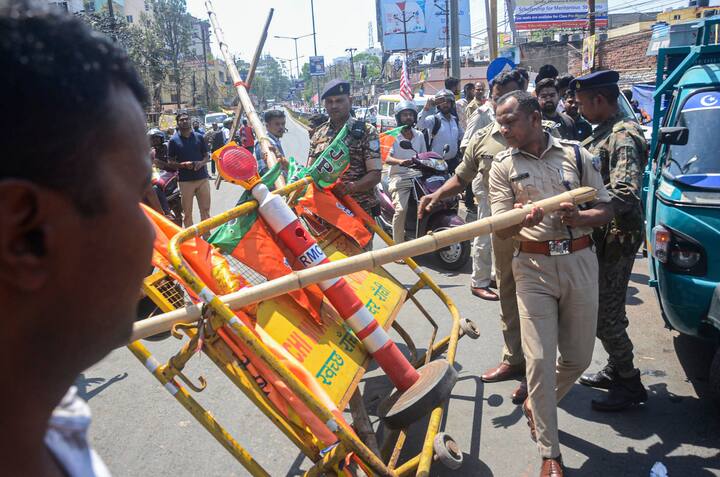 वहीं रांची में 24 घंटे के अंदर दो मर्डर से सनसनी फैल गई है. लोगों में आक्रोश का माहौल है. जानकारी के अनुसार, बीजेपी नेता की हत्या के बाद राज्य के पुलिस महानिदेशक निदेशक बढ़ते अपराध पर रोकथाम लगाने के लिए बैठक कर रहे थे, लेकिन इसी दौरान शहर में एक और हत्या को अंजाम दिया गया.
