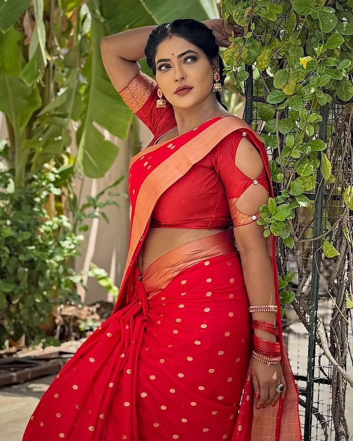 இதற்க்கு மிகவும் கூலாக பதிலளித்த ரேஷ்மா, நான் அட்ஜெஸ்ட்மெண்ட் செய்ததில்லை. ஒருவேளை அப்படி செய்திருந்தேன் என்றால், இந்நேரம் எங்கேயோ போயிருப்பேன். ஆனால், நான் ரிலேஷன்ஷிப்பில் இருந்திருக்கிறேன். என்னுடன் நடித்த நடிகருடன் நான் ரிலேஷன்ஷிப்பில் இருந்திருக்கிறேன். ஆனால் இப்போது அந்த ரிலேஷன்ஷிப் தொடரவில்லை என கூறி உள்ளார்.