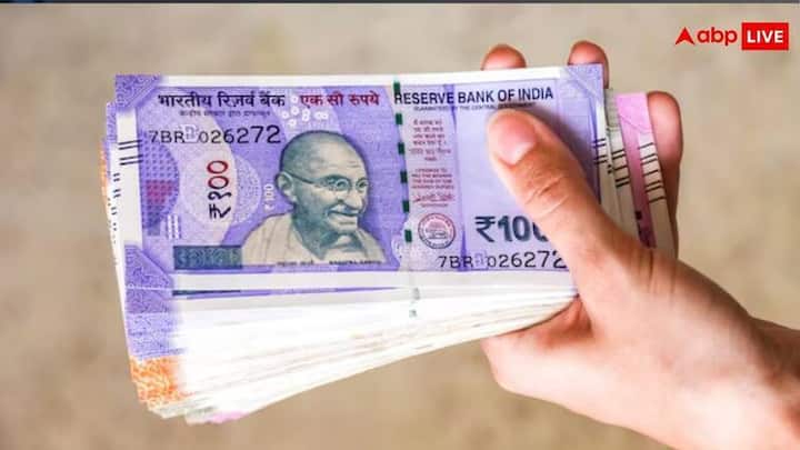 पंतप्रधान नरेंद्र मोदी यांच्या अध्यक्षतेखाली झालेल्या बैठकीत डीए 2 टक्के वाढ झाल्यानं महागाई भत्ता 55 टक्क्यांवर पोहोचला आहे. ऑक्टोबर महिन्यात महागाई भत्ता 50 वरुन 53 टक्के करण्यात आला होता.