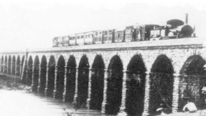 पहली पैसेंजर ट्रेन 16 अप्रैल 1853 को चलाई गई थी. यह बोरी बंदर (बॉम्बे) और ठाणे के बीच चली थी.