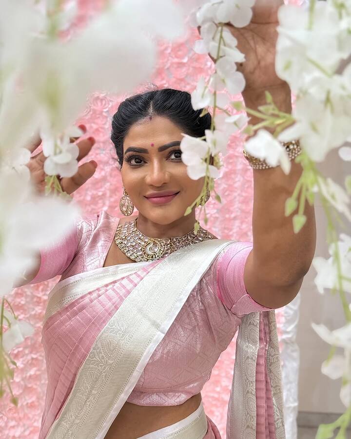 அதே போல் தன்னை ஆண்டி என்று அழைத்தால் அதைப் பற்றி கவலைப்படுவதில்லை . காரணம் எனக்கும் வயசு ஆகிவிட்டது. எனக்கும் ஒரு மகன் இருக்கிறான். பின்னர் ஏன் ஆண்டி என அழைத்தால் அதுபற்றி கவலைப்பட வேண்டும் என மிகவும் எதார்த்தமாக பேசியுள்ளார்.
