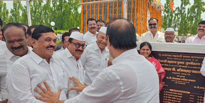 यावेळी उपस्थितांमध्ये एकच हशा पिकल्याचे पाहायला मिळाले.