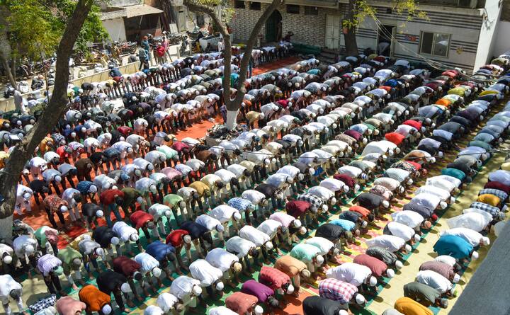 Muslim devotees offer 'namaz' on the last Friday of the holy month of Ramzan, at a mosque, in Ghaziabad, Uttar Pradesh, Friday, March 28, 2025. (Source: PTI)