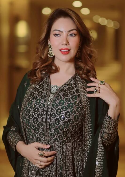 Munmun looks really beautiful in this look. The actress has clicked a lot of photos.