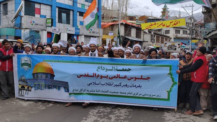 Alvida Jumma Mubarak 2025: कुद्स दिवस पर कारगिल में विशाल रैली का आयोजन किया गया. जुमे की नमाज के बाद प्रदर्शनकारियों ने मस्जिद अल-अक्सा पर अवैध कब्जे का विरोध किया.