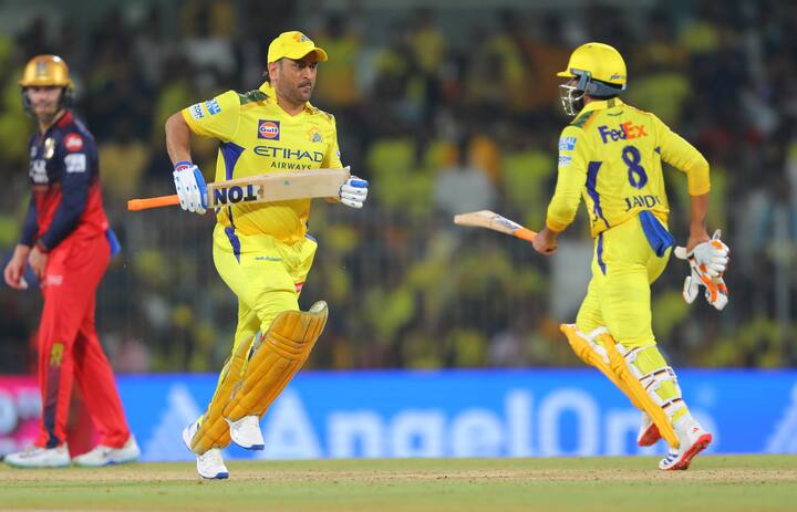 महेंद्रसिंह धोनीला नवव्या क्रमांकावर फलंदाजीला पाठवण्यावरुन माजी खेळाडूंनी संताप व्यक्त केला आहे. भारताच्या टी 20 वर्ल्ड कप विजेत्या संघाचा सदस्य असलेल्या इरफान पठाननं यावर नाराजी व्यक्त केली आहे.