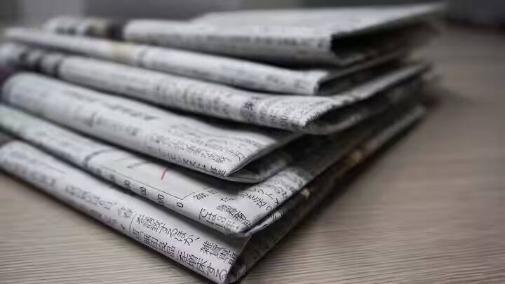 સ્પેનમાં, સ્પેનિશ અખબારો કાપડ પર છાપવામાં આવે છે. અહીં પહેલા પણ કપડા પર છાપા છાપવામાં આવતા હતા અને આજે પણ એવું જ થાય છે.