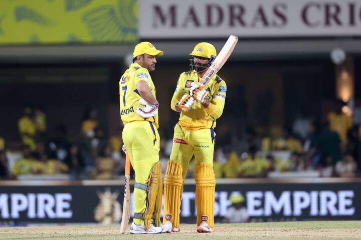 चेन्नईच्या पराभवामागे एमएस धोनीचे 9 व्या क्रमांकावर फलंदाजी करणे हेच कारण आहे, अशी चर्चा सोशल मीडियावर फलंदाजीच्या क्रमवारीबाबत सुरू आहे. (Image Credit- IPL)