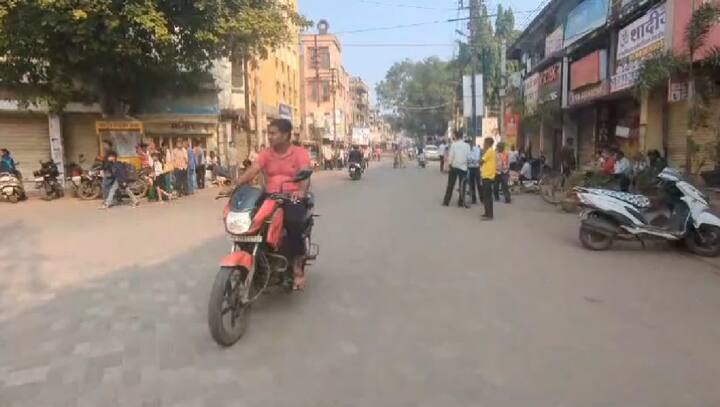 उष्माघातापासून बचाव करण्यासाठी शक्यतो दुपारी १२ ते ४ दरम्यान उन्हात निघणे टाळावे. उन्हात निघत असताना डोके, कान, नाक कापडानं झाकूनचं बाहेर निघावं.चहा, कॉफ़ी व कॅफीनयुक्त शितपेय घेणे टाळावं.