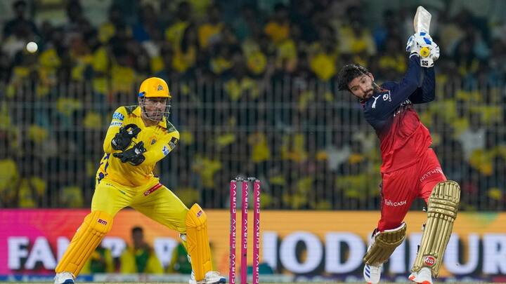 চেন্নাই সুপার কিংসের সেরা আকর্ষণ এখনও ক্যাপ্টেন কুলই। তেতাল্লিশ বছর বয়সেও যাঁর উইকেটকিপিং দক্ষতা দেখে হতবাক গোটা বিশ্ব।