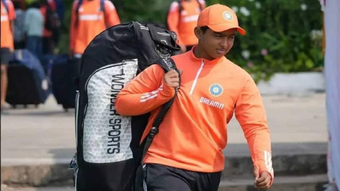 Vaibhav Suryavanshi can not debut 13 years rajasthan royals know the reason marathi News RR ने 13 वर्षांच्या वैभव सूर्यवंशीला 1 कोटी 10 लाखांना विकत घेतलं, राहुल द्रविड म्हणाले डेब्यू करणार, पण अजूनही मैदानात उतरवलं नाही