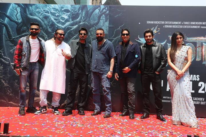 फिल्म में संजय दत्त औऱ मौनी रॉय के अलावा एक्टर सनी सिंह भी नजर आने वाले हैं. जो इवेंट में ऑल ब्लैक लुक में पहुंचे.