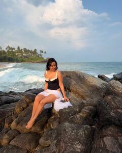 Neha Sharma Pics: શ્રીલંકાના બીચ કિનારે નેહા શર્માએ બતાવી દિલકશ અદા