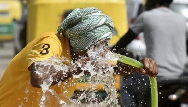 उष्माघातग्रस्त व्यक्ती आढळल्यास तात्काळ 108 वर संपर्क करावं.