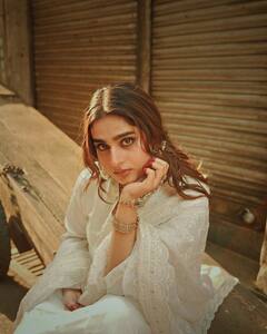 चांद वाली मेहंदी..पैरों में पाजेब, व्हाइट अनारकली सूट में आयशा खान ने दिए हसीन पोज, ईद के लिए परफेक्ट है ये लुक