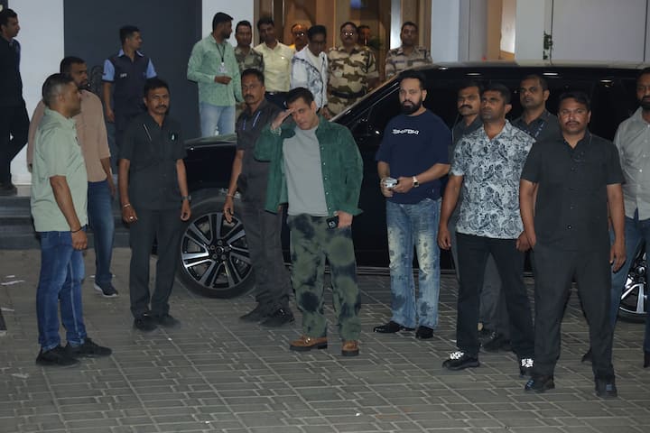 Salman Khan's airport look was very classy. Everyone is praising his swag.